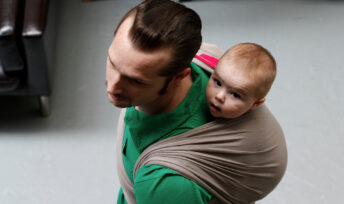 Les écharpes de portage pour papa © Je porte mon bébé