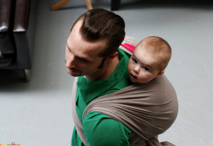 Nouer des liens entre papa et bébé : les écharpes de portage