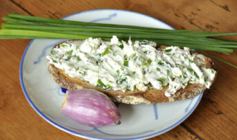 Tartine de fromage frais aux herbes