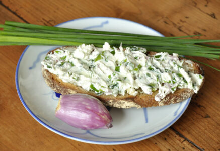 Tartine de fromage frais aux herbes