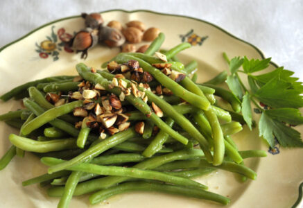 Salade de haricots verts aux noisettes grillées