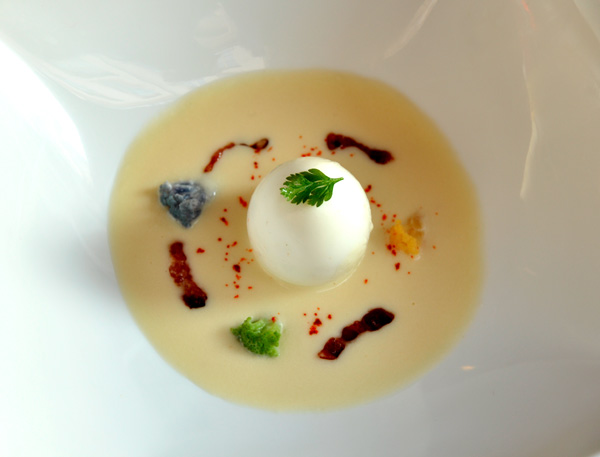 Œuf mollet sur crème de chou-fleur