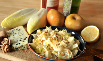 Salade d'endives, pommes, noix, Roquefort