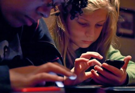 Les ados touchés par la « textonite aiguë »