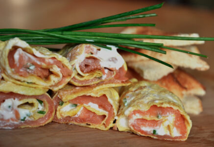 Omelette roulée au saumon