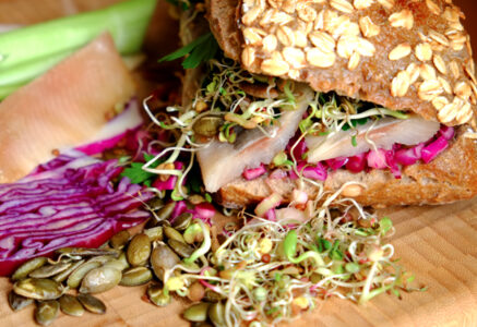 Sandwich hareng-chou rouge et graines germées