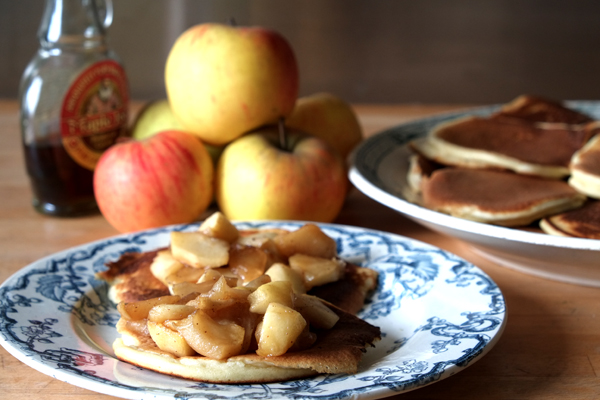 Pancakes et pommes cuites au sirop d'érable