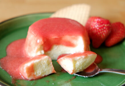 Panna cotta et coulis de fraises fraîches