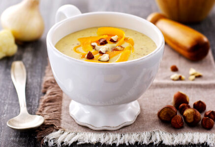 Crème de chou-fleur à la mimolette et aux noisettes