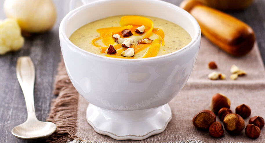 Crème de chou-fleur à la mimolette et aux noisettes
