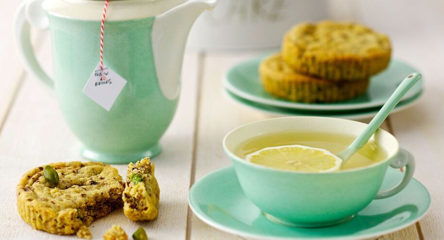 Infusion au citron et épices, et biscuits très pistache