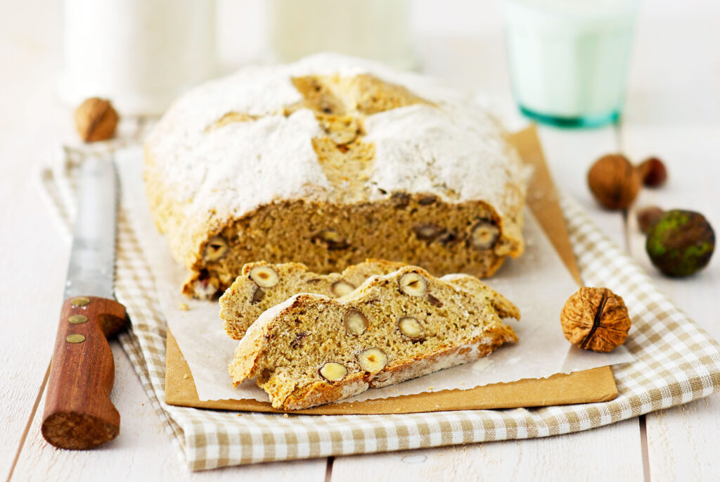 Pain sans levain à la farine de châtaigne, noix et noisette