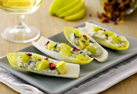 Barquettes d’endives à la crème de roquefort et aux pommes