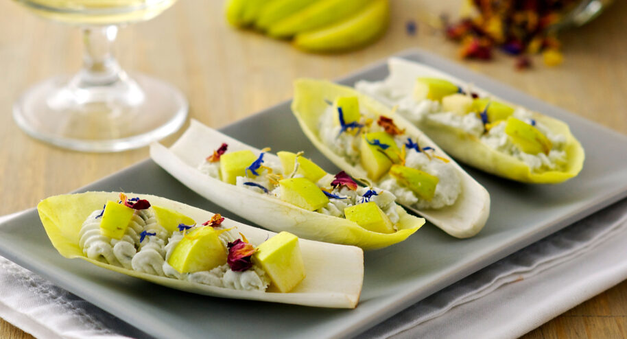 Barquettes d'endives à la crème de roquefort et aux pommes