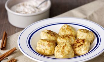 Boulettes de poulet, sauce au yaourt à la cannelle