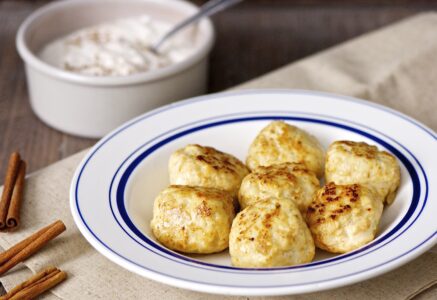 Boulettes de poulet, sauce au yaourt à la cannelle