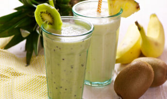 Smoothies kiwi-banane-vanille et ananas-coco