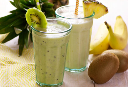 Smoothies kiwi-banane-vanille et ananas-coco