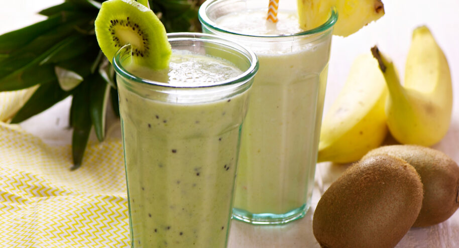 Smoothies kiwi-banane-vanille et ananas-coco