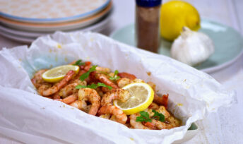 Crevettes au citron et paprika en papillote