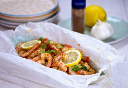 Crevettes au citron et paprika en papillote