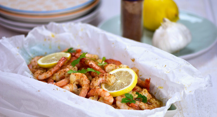 Crevettes au citron et paprika en papillote