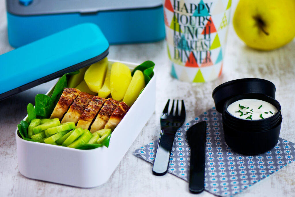 Salade bento : pousses d'épinard, poulet, concombre et pommes de terre sauce ciboulette