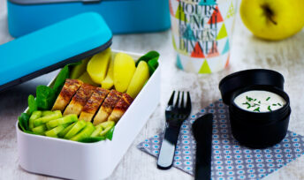 Salade bento : pousses d'épinard, poulet, concombre et pommes de terre sauce ciboulette