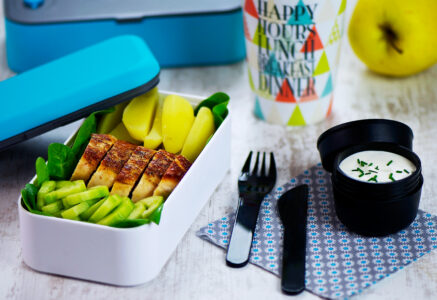Salade bento : pousses d’épinard, poulet, concombre et pommes de terre sauce ciboulette