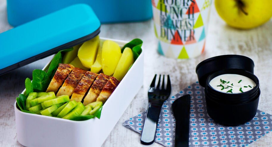 Salade bento : pousses d'épinard, poulet, concombre et pommes de terre sauce ciboulette