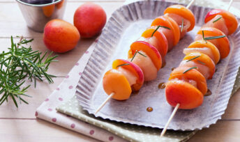Brochette de poulet aux abricots et romarin