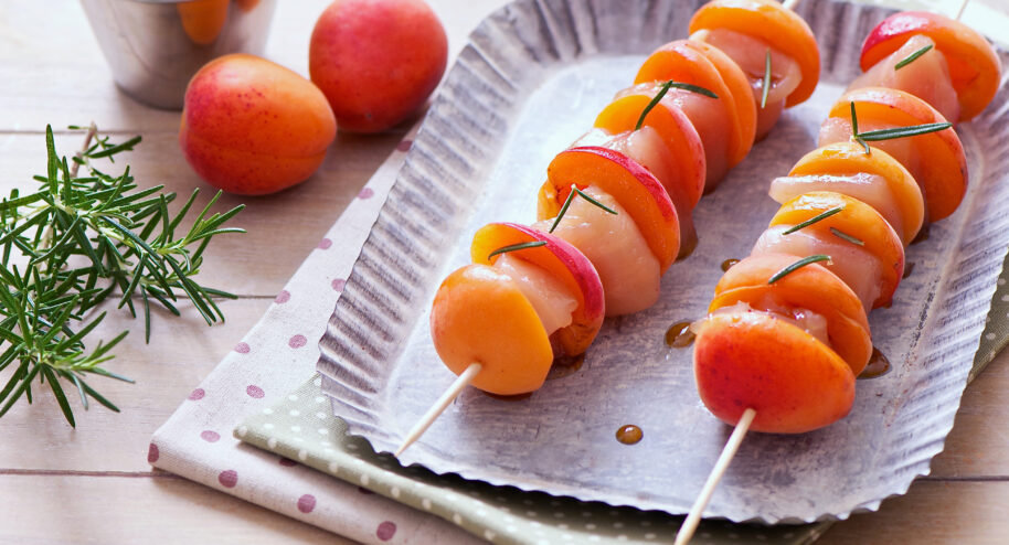 Brochette de poulet aux abricots et romarin