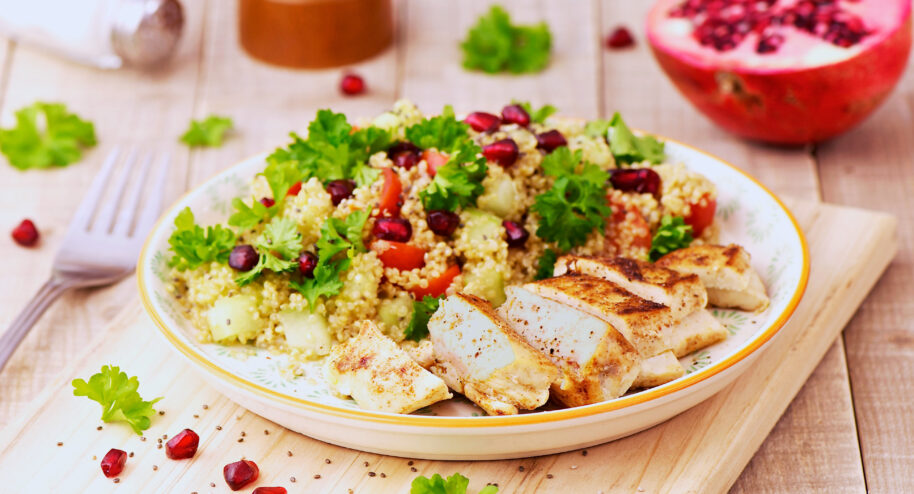 Filets de poulet épicés et taboulé de quinoa