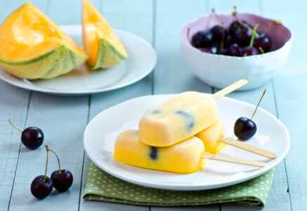 Sucettes glacées au melon et aux cerises