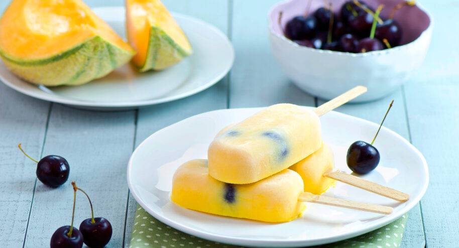 Sucettes glacées au melon et aux cerises