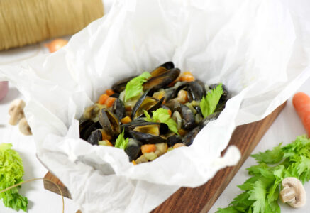 Moules aux petits légumes en papillote