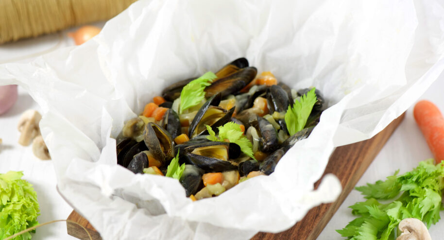 Moules aux petits légumes en papillote