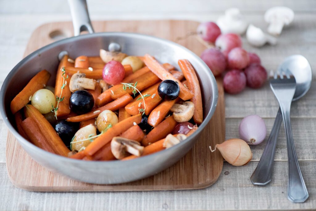 Poêlée de carottes et champignons aux raisins et fenouil