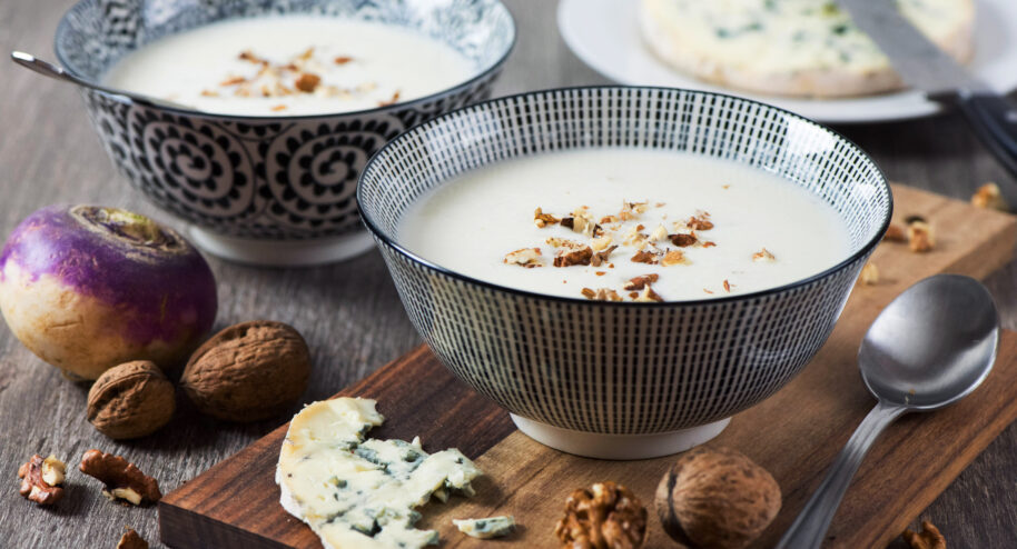 Crème de navet à la fourme et aux noix