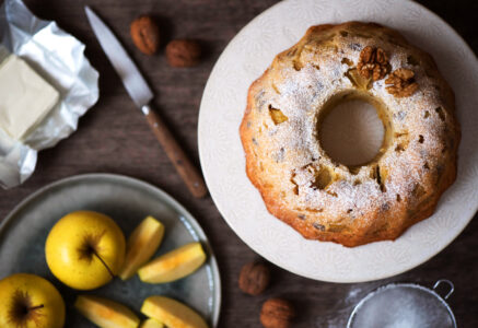Gâteau aux pommes, fromage frais et noix