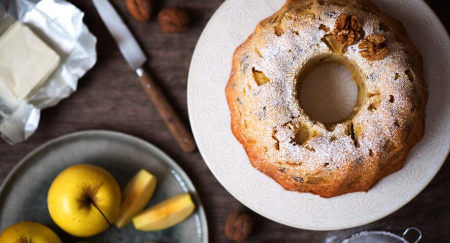 Gâteau aux pommes, fromage frais et noix