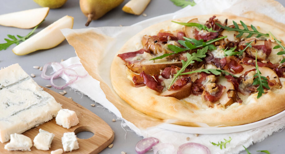 Pizza poire, gorgonzola, prosciutto