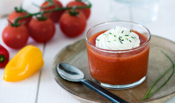 Gaspacho de tomate et chantilly à la ciboulette