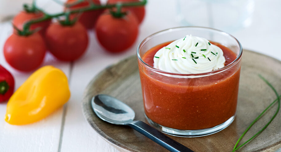 Gaspacho de tomate et chantilly à la ciboulette