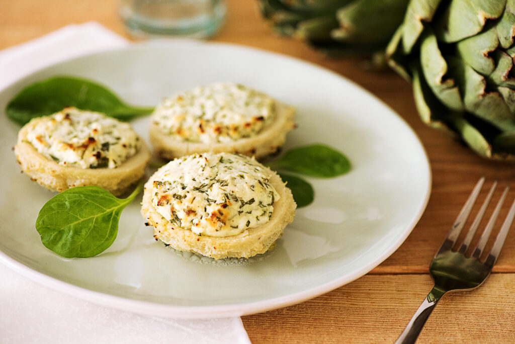 Coeurs d'artichaut gratinés au chèvre et aux épinards