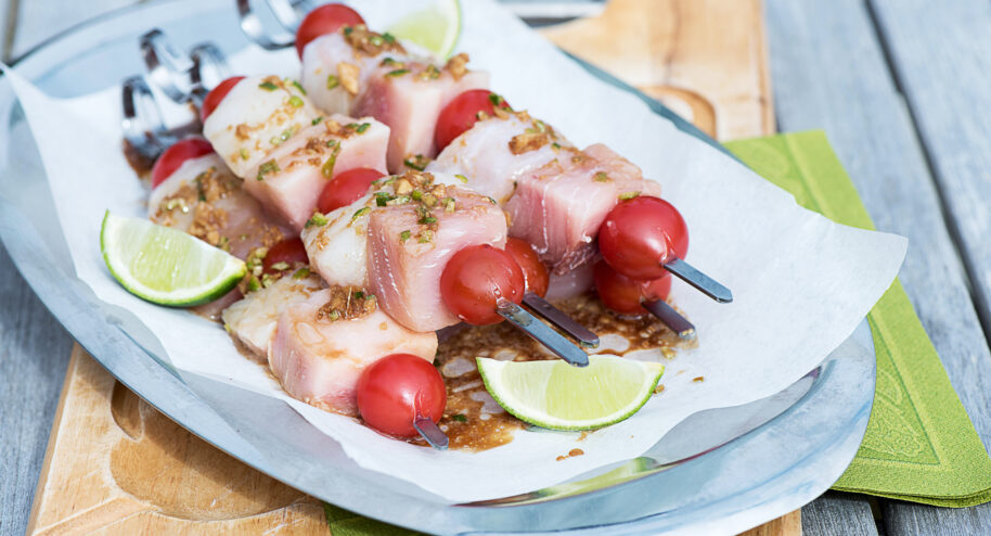 Brochettes de poissons marinés au soja et gingembre