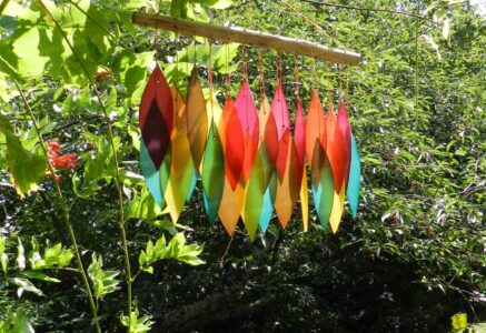 Un carillon en bois et en verre
