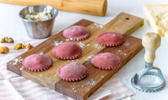 Raviolis à la betterave, au chèvre, parmesan et noix
