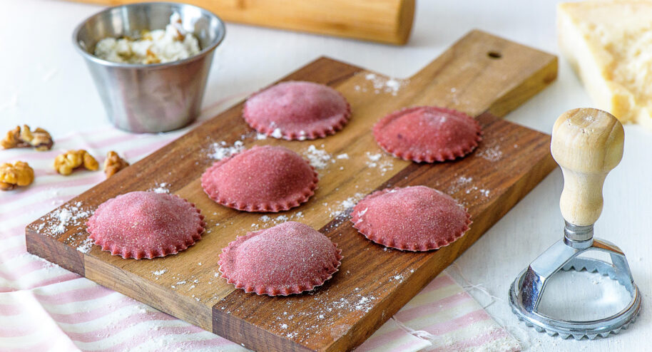 Raviolis à la betterave, au chèvre, parmesan et noix