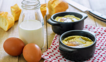 Oeufs cocotte aux pointes d'asperges vertes et parmesan
